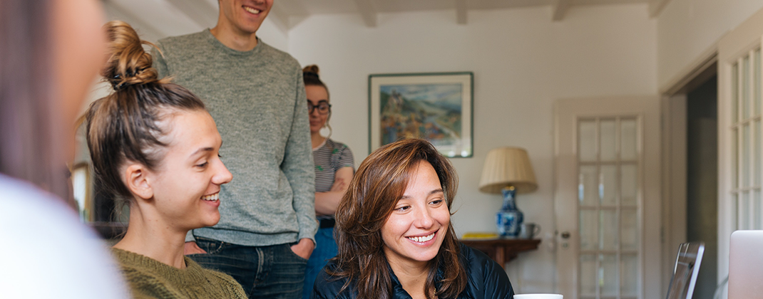 教師と一緒にいる