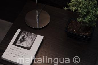 ベッドサイドテーブル