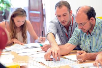 授業中に生徒に何かを説明している英語教師