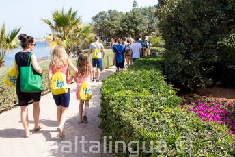 教師が生徒を連れて野外英語授業を行う