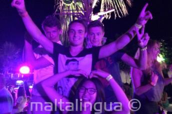 学校の歓迎会で踊る4人の生徒