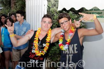 学校へ向かう生徒たちの歓迎バーベキュー活動