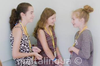 小学校で話す児童プログラムの生徒たち