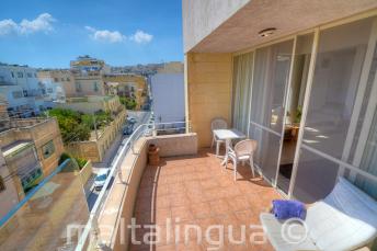 セントジュリアンズにある英語学校の宿泊施設のバルコニー