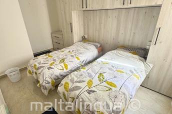 教師の寝室に滞在する