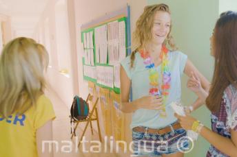 休憩時間中の生徒たちと一緒にいるグループリーダー