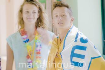 学校の旗を身につけた十代の英語学習者