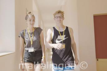 十代の少年と少女が語学学校を歩いている