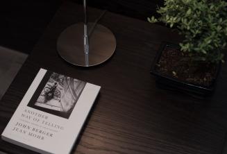 ベッドサイドテーブル