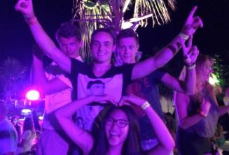 学校の歓迎会で踊る4人の生徒