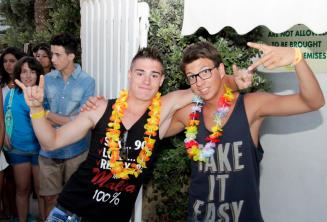 学校へ向かう生徒たちの歓迎バーベキュー活動