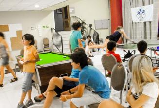 レジデンスのゲームルームにいる学生たち