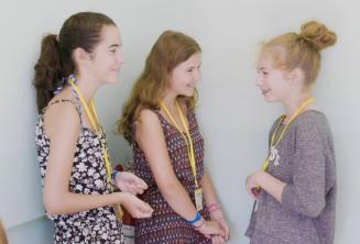 小学校で話す児童プログラムの生徒たち