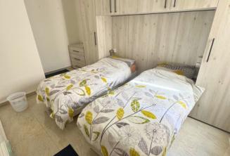 教師の寝室に滞在する