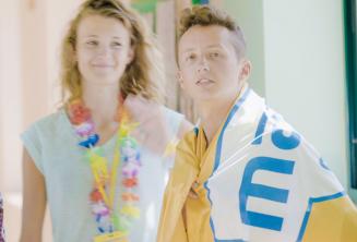 学校の旗を身につけた十代の英語学習者