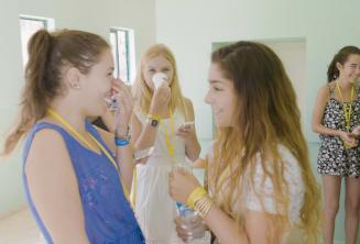 学校の教室で英語を学ぶ2人の生徒が話している