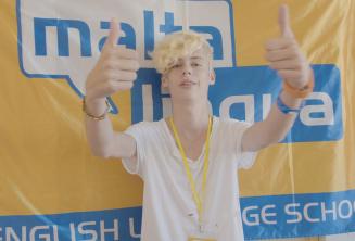 サマースクールの生徒が親指を立てる